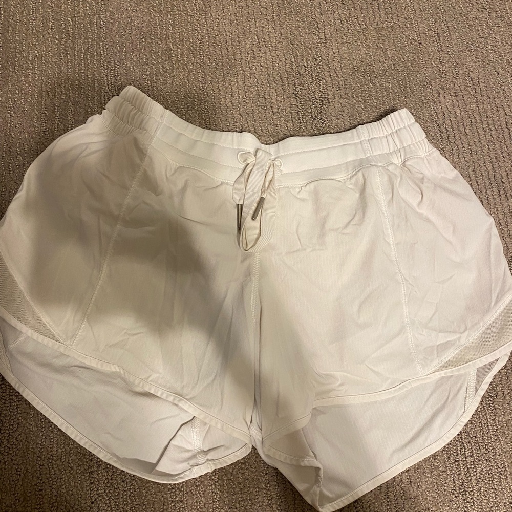 old style lululemon low rise hotty hot shorts size 6